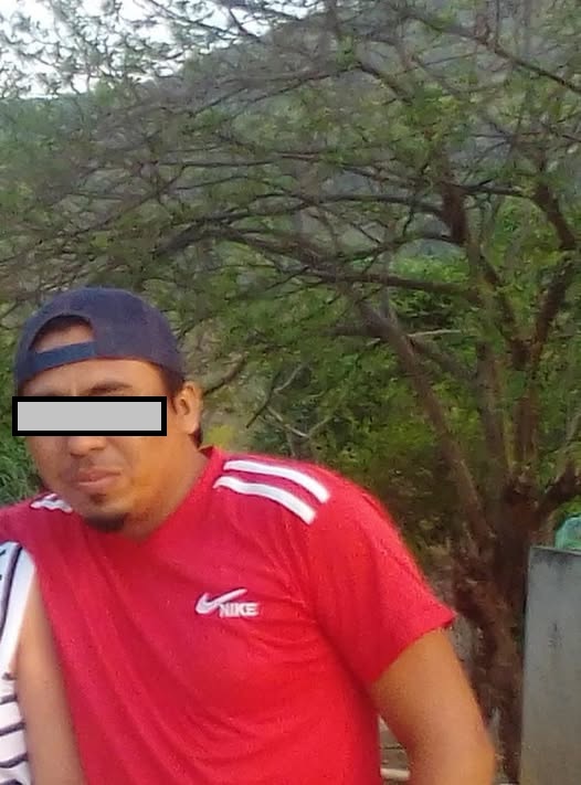 Tomas7J's tweet photo. #Ultimado
Frente al bar El Rodeo, en la calle 5 de Mayo en Matías Romero fue asesinado Octavio M.R., de 41 años de edad.
La noche del lunes las corporaciones policíacas fueron movilizadas y confirmaron los hechos.
La policía ya busca a los responsables. https://t.co/YReHbiAdKk