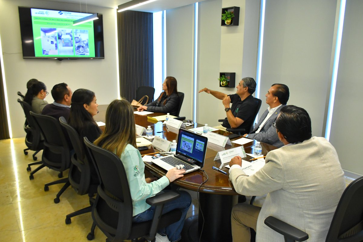 Con el propósito de fortalecer la educación, el secretario de Educación, sostuvo una reunión con el titular de SEDECO Jesús Salvador González Martínez, para impulsar desde la educación superior perfiles aptos que respondan a la demanda de la industria en San Luis Potosí.