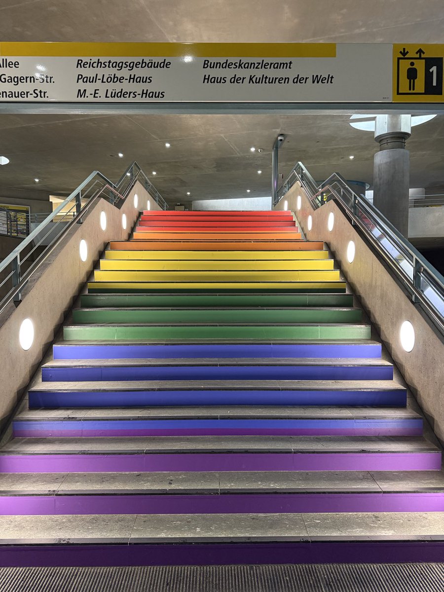 44.000 Euro. Während Zweitklässler in Berlin den Schwimmbus selbst zahlen müssen. Berlin hat Besseres verdient

Ps: Dank an Frank-Christian Hansel, der diese Regenbogenkorruption offengelegt hat