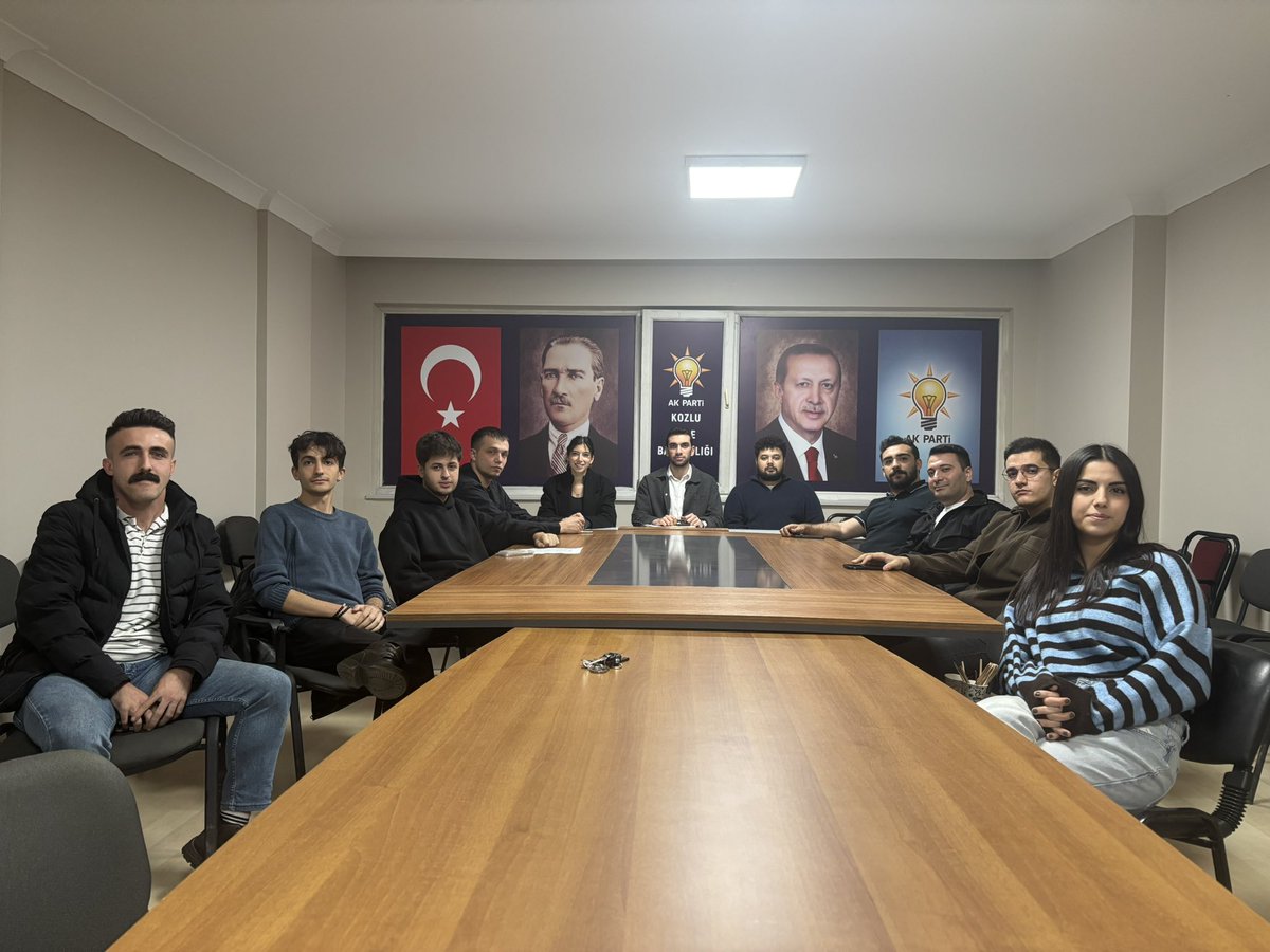 Haftalık Olağan İlçe Yönetim Kurulu Toplantımızı, İlçe Gençlik Kolları Başkanımız Sn. İlkcan KOCA’nın başkanlığında verimli bir şekilde gerçekleştirdik.
Hedeflerimiz doğrultusunda, her hafta daha güçlü bir motivasyonla ilerliyoruz.