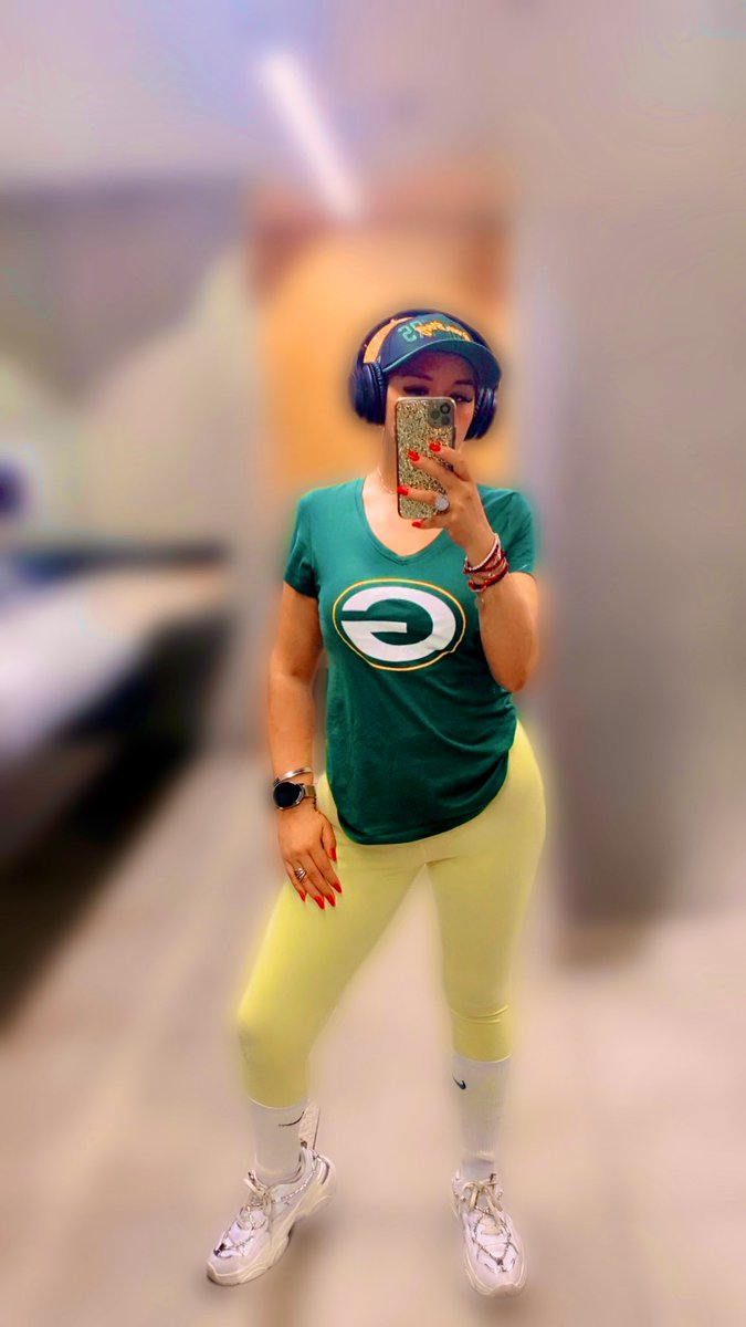 SoyOtraAriana's tweet image. GAME • DAY 💛💚
Let’s conquer the fucking world! #GoPackGo