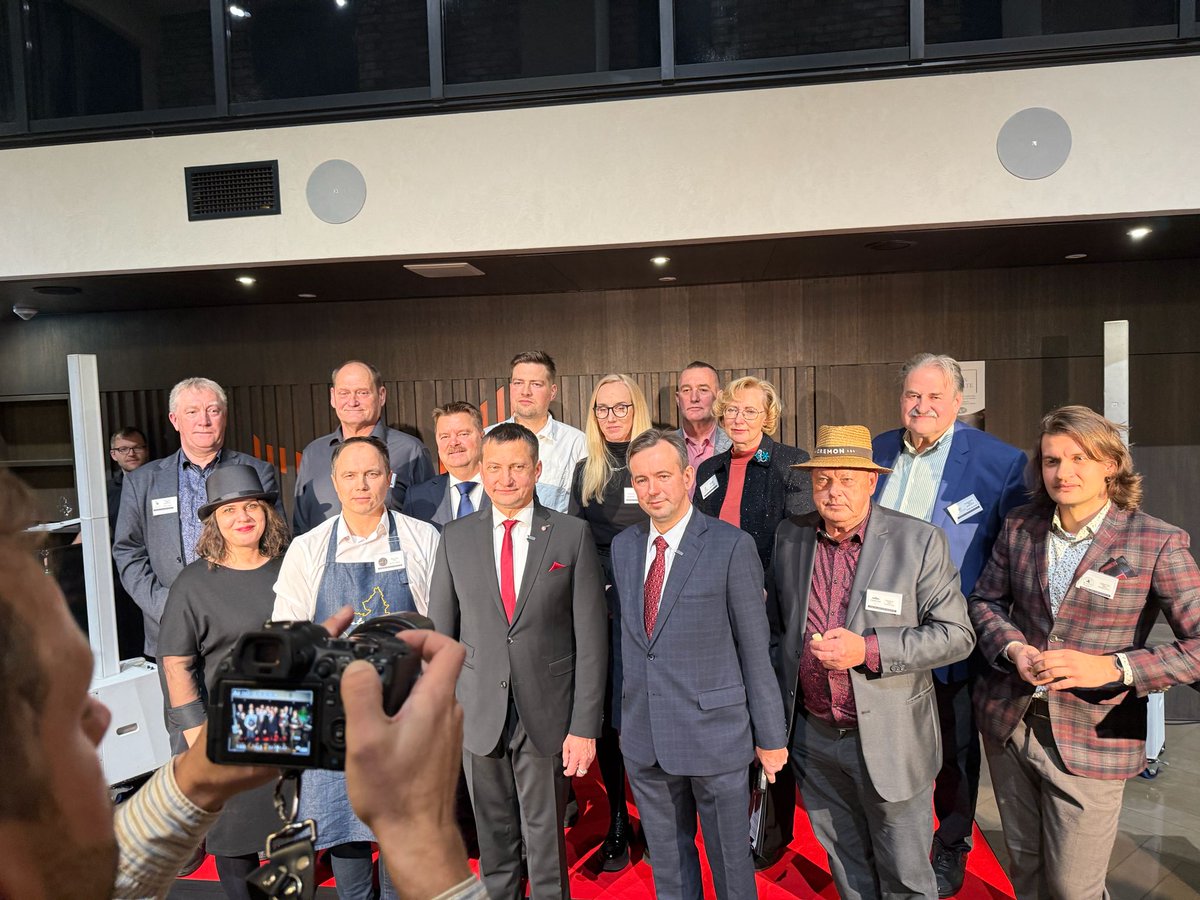 🍒🍷🍏"Vīnkopība ir arvien augoša Latvijas pārtikas ražošanas daļa, kas pozitīvi ietekmē saimnieciski ekonomisko izaugsmi lauku apvidos un reģionālajās pilsētās," tiekoties ar 🇱🇻vīndariem, šovakar Latvijas Augļu-ogu un vīnogu vīnu skatē uzsvēra zemkopības ministrs <a href="/ArmandsKrauze/">Armands Krauze</a>.