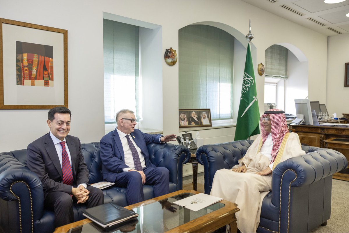 KSAmofaEN's tweet image. #Riyadh | Deputy Minister for International Multilateral Affairs and General Supervisor of the Public Diplomacy Deputyship Dr. Abdulrahman Al-Rassi received Acting Under-Secretary-General of @UN_OCT, Mr. Alexandre Zouev and the Director of the UN Counter-Terrorism Centre #UNCCT,…