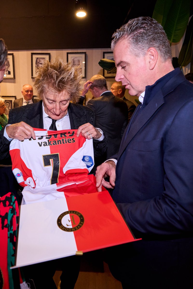 Feyenoord's tweet image. Welcome to De Kuip, Sir Rod Stewart 🤝

#feycel • #UEL
