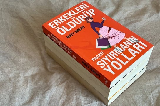 "Kadınları Öldürüp Paçayı Sıyırmanın Yolları" Diye bir kitap yazılsa basılamaz   
basılsa basan, yazan, satan tutuklanır  
 Türkiye'de "adalet" sadece parti adı!

#FBvFTC #10BinLimitNe Papa Mehmet Ali Ağca