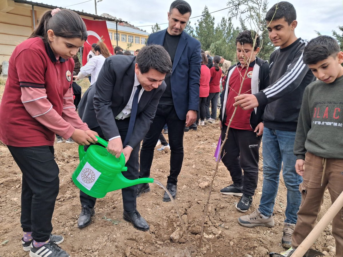 sirvankymkmligi's tweet photo. Şehit Jandarma Kıdemli Üsteğmen Kamil Baltacı İlk-Ortaokulumuzu ziyaret ettik, öğrencilerimizle bir araya gelerek fidan dikim etkinliğine katıldık. @aaaltintass https://t.co/uj6JHI2jmu