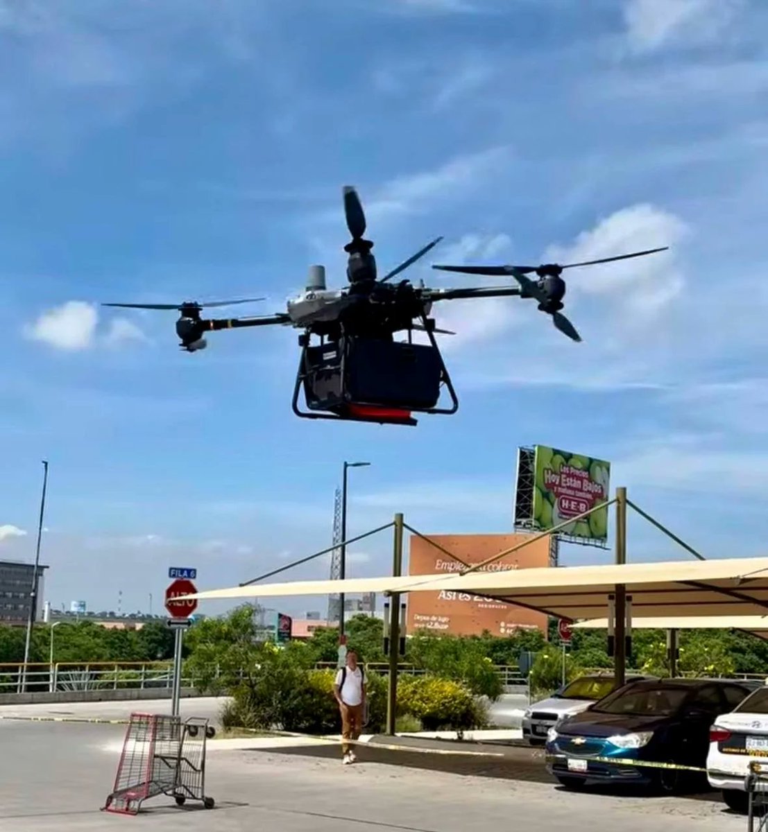 weekmx's tweet image. 🚁 Querétaro acaba de dar un paso gigante: comienzan las entregas aéreas con drones. @FeliFerMacias 

¿Estamos listos para recibir paquetes desde el cielo? 👀
👇 weekmx.com/queretaro-da-e… 

#Queretaro #dronesforgood