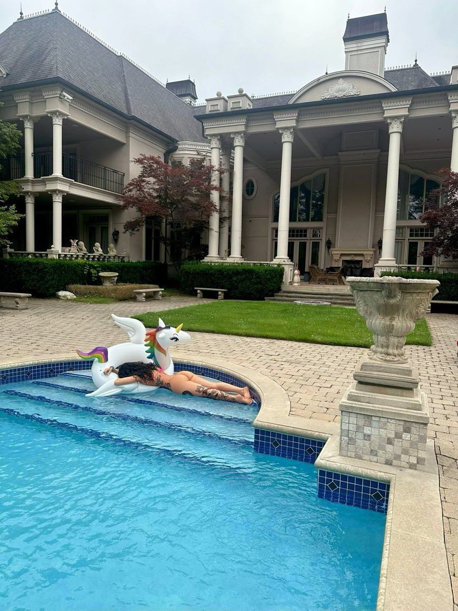 ggcclx's tweet image. If I didn’t answer my phone today just know I’ve been busy plotting. 

The plot: