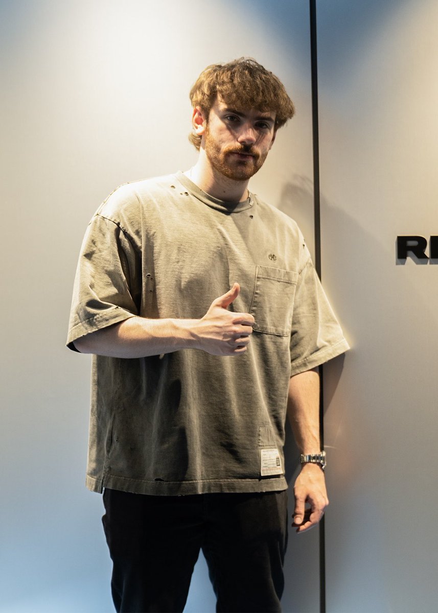 dttwt_community's tweet image. 🧡 smile for the pic! 😄
Sapnap: 👍🏻 #sap