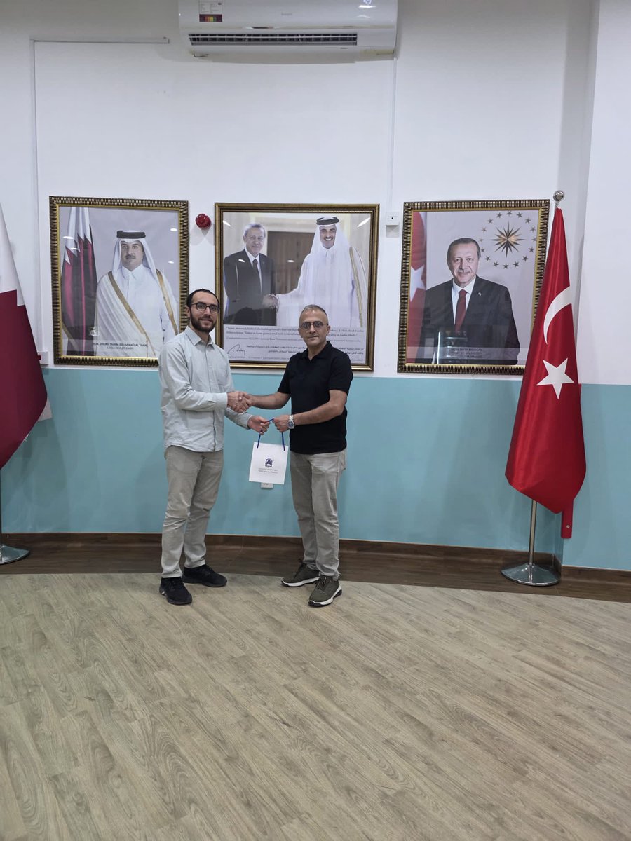 DohaEgitim's tweet image. Yurt Dışı Türk Okulları arasında gerçekleştirilen Satranç Turnuvasında şampiyon olan Arapça Öğretmenimiz Said AKAD&apos;a müşavirlik olarak ödülünü takdim ettik. Öğretmenimizi tebrik ediyoruz 👏🏻👏🏻