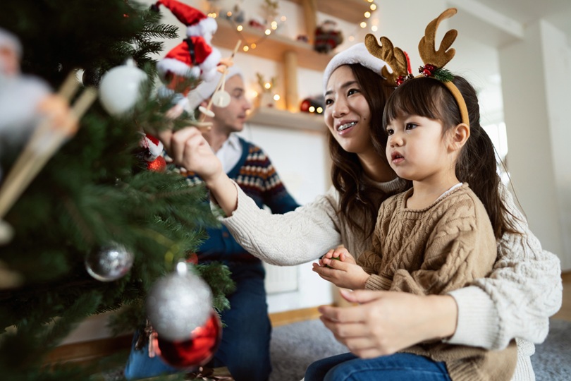 If you’re already feeling that December pressure creeping in, take a deep breath and exhale. Here’s our one-month-out Christmas countdown checklist that's created with real Canadian families in mind:

savvymom.ca/article/christ…