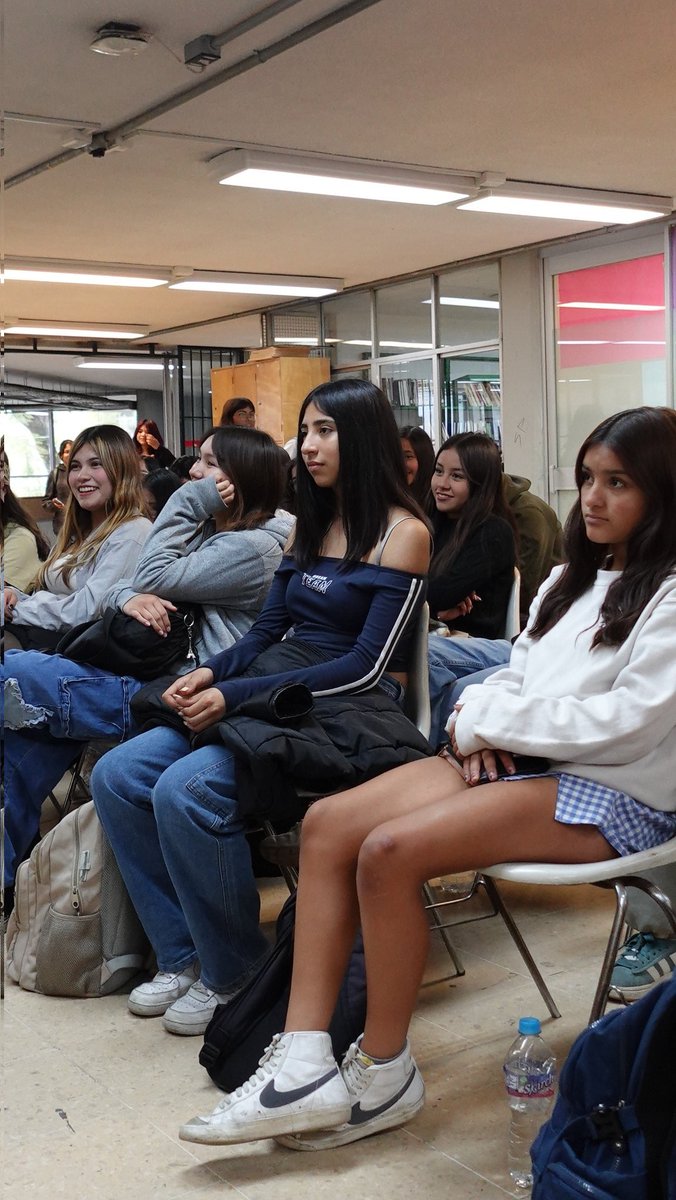 Continua el #PumasAPruebaFest 🐱, nos acompaña @amandadragoficial quien nos plática de juventud y diversidad.

📚Te esperamos en la parte alta de la biblioteca.

🗓️¡Consulta cartelera, te esperamos todo el día a lo largo del plantel! 

#CCHVallejo