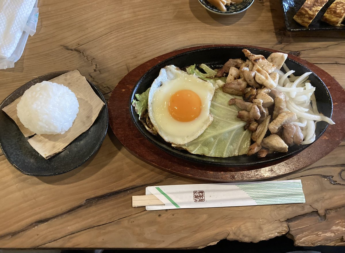 目玉焼き乗ってるだけでちょっと幸せ🍳