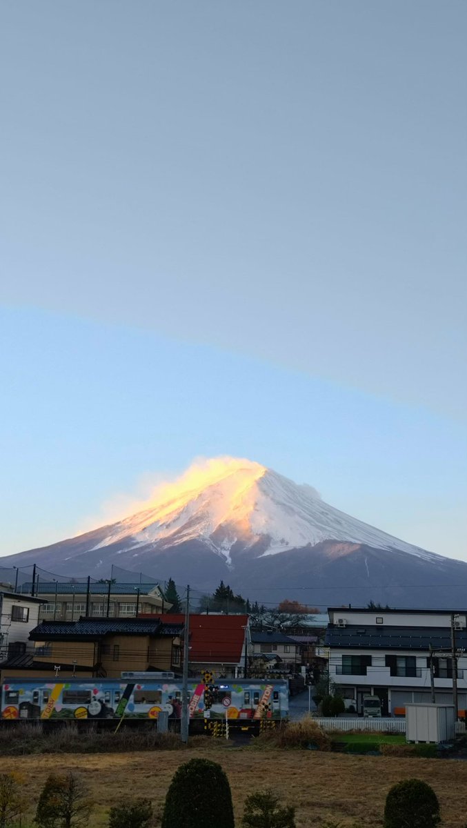 11月28日金曜日。 #富士吉田 からの #富士山 です。 昨夜の雨も上がり