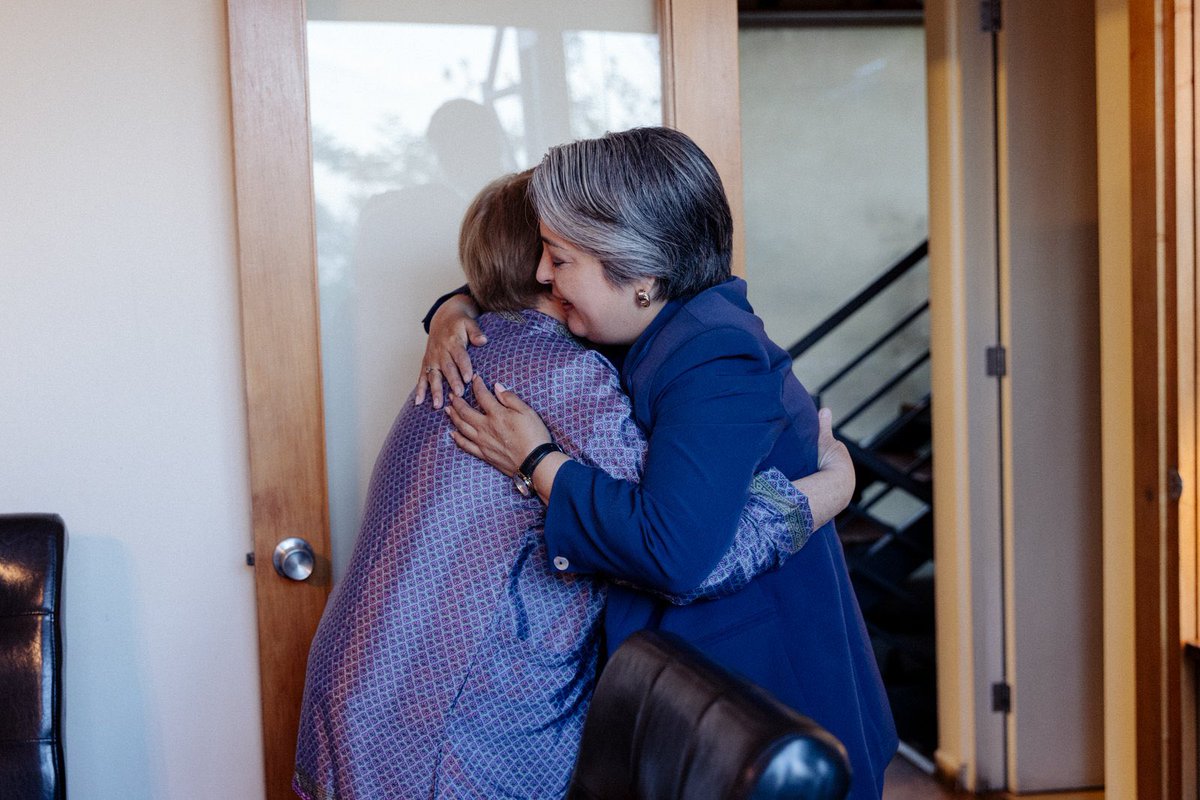 ⚡️ Jeanette Jara se reunió con la exPresidenta Michelle Bachelet.