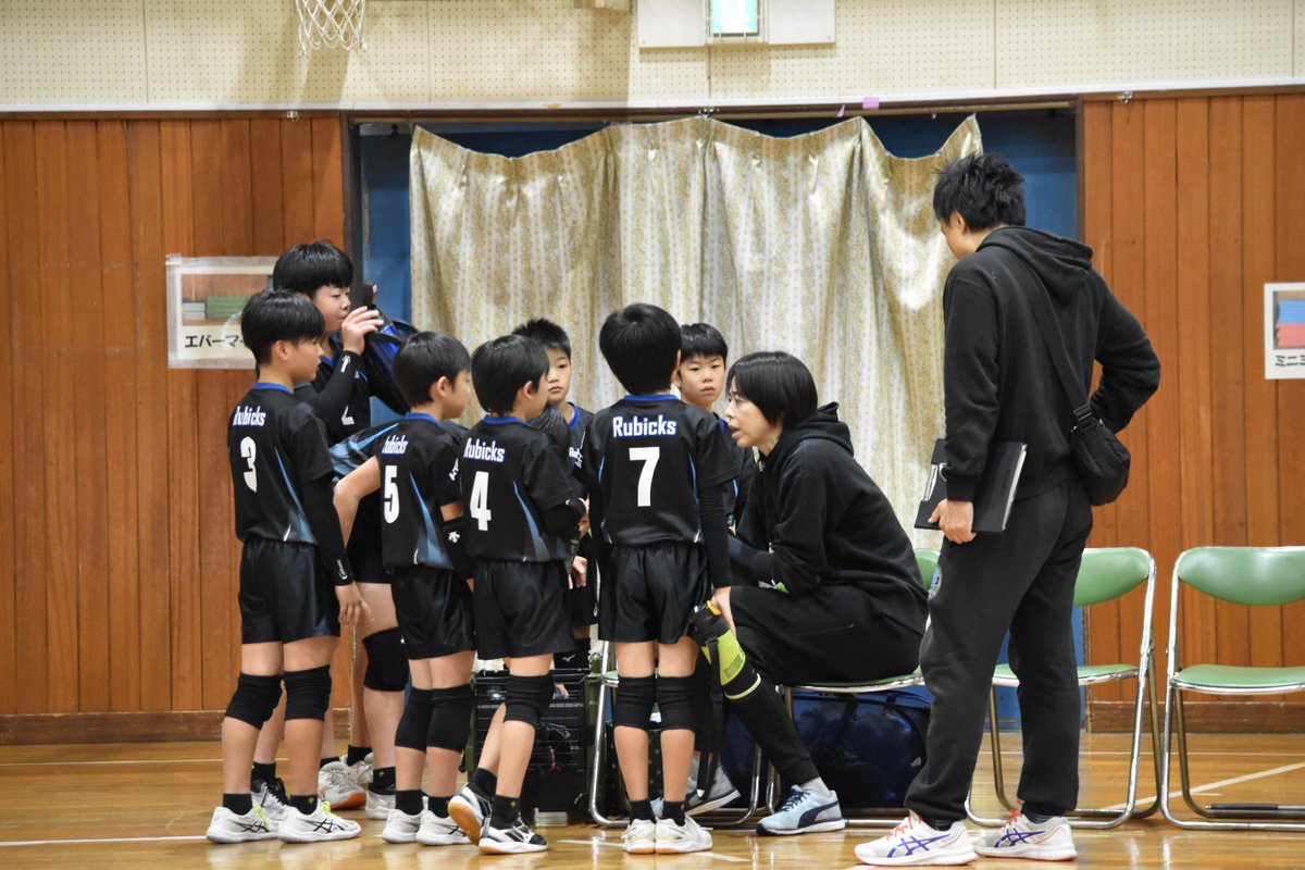 rubicks_iruma's tweet image. 昨日は夜練習🏐
新入団選手も気合い入れて頑張ってます👊
ヘッドコーチは役員や中学への引率で久々に練習に参加できた気がする　💦　そして今夜も西部地区指導者懇親会が🍶
指導者をしているとなかなかハードなスケジュールですな😂
写真な先日のミカサ杯の模様です🏐
