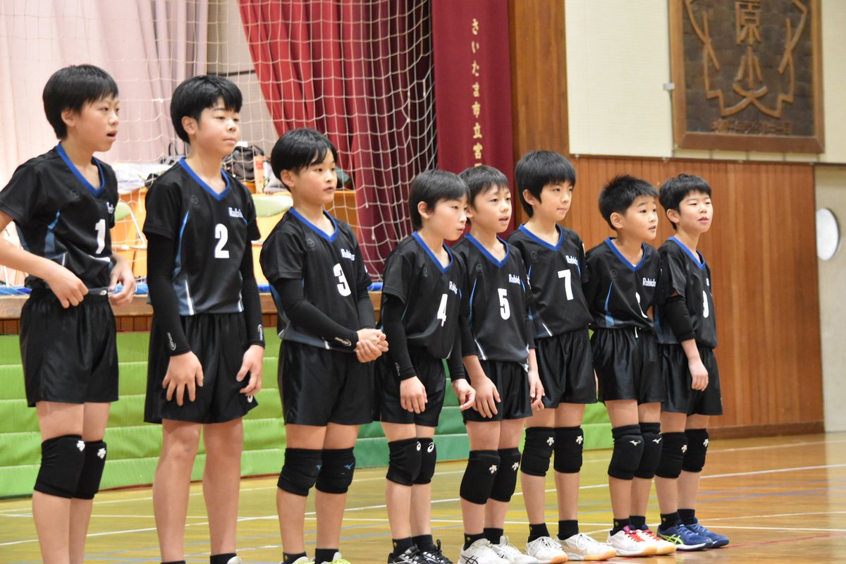 rubicks_iruma's tweet image. 昨日は夜練習🏐
新入団選手も気合い入れて頑張ってます👊
ヘッドコーチは役員や中学への引率で久々に練習に参加できた気がする　💦　そして今夜も西部地区指導者懇親会が🍶
指導者をしているとなかなかハードなスケジュールですな😂
写真な先日のミカサ杯の模様です🏐