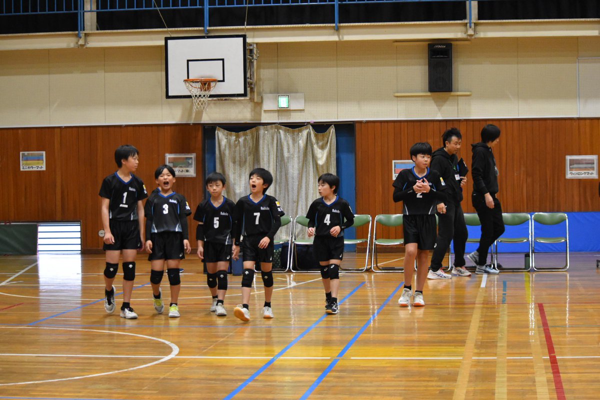 rubicks_iruma's tweet image. 昨日は夜練習🏐
新入団選手も気合い入れて頑張ってます👊
ヘッドコーチは役員や中学への引率で久々に練習に参加できた気がする　💦　そして今夜も西部地区指導者懇親会が🍶
指導者をしているとなかなかハードなスケジュールですな😂
写真な先日のミカサ杯の模様です🏐
