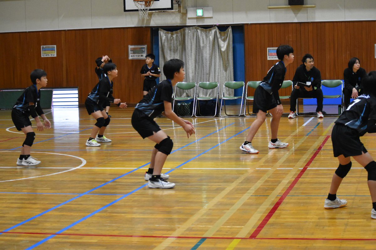 rubicks_iruma's tweet image. 昨日は夜練習🏐
新入団選手も気合い入れて頑張ってます👊
ヘッドコーチは役員や中学への引率で久々に練習に参加できた気がする　💦　そして今夜も西部地区指導者懇親会が🍶
指導者をしているとなかなかハードなスケジュールですな😂
写真な先日のミカサ杯の模様です🏐