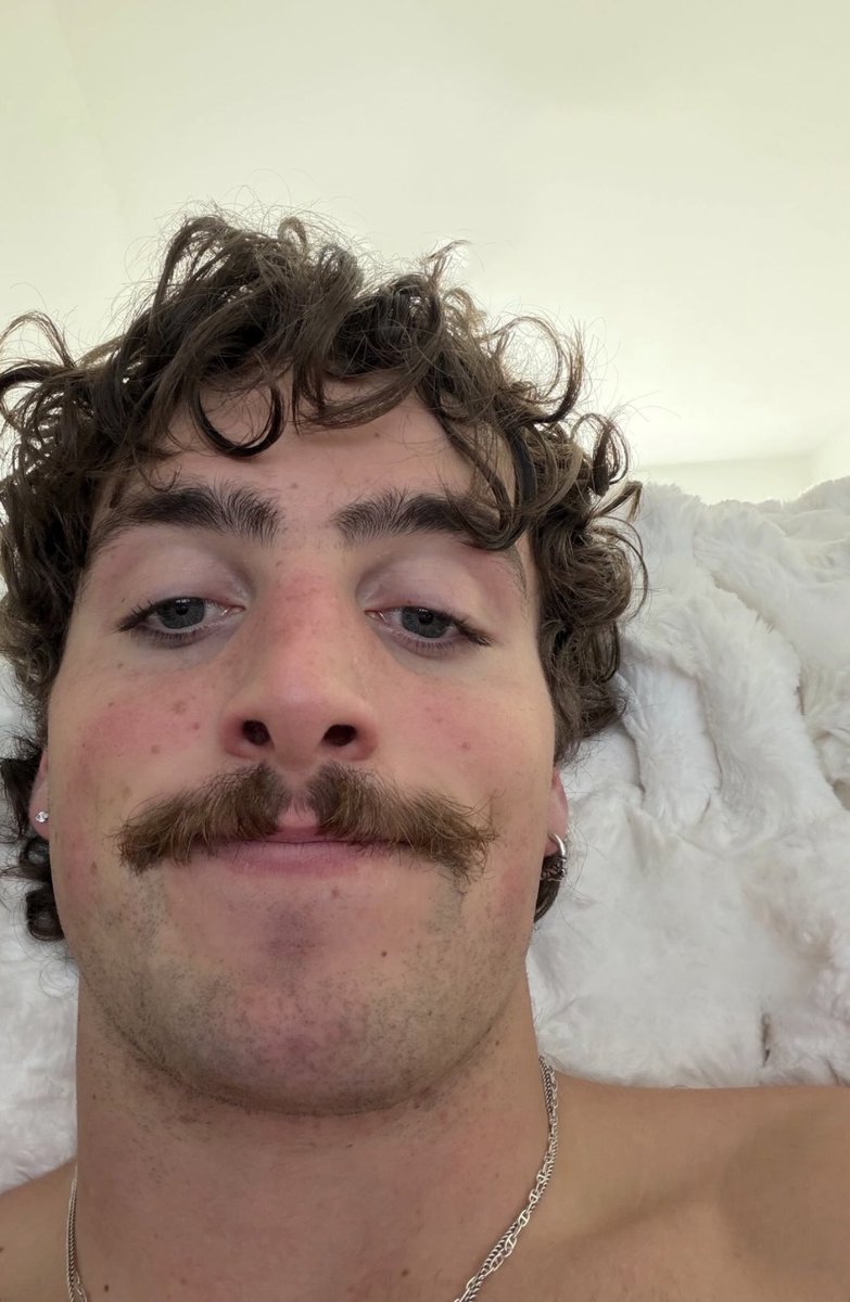 PopCrave's tweet image. Benson Boone looks handsome in new selfie.