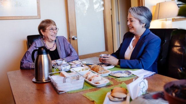 Cooperativa's tweet image. #Cooperativa90 A 17 días del balotaje, Bachelet dio señal de apoyo a Jeannette Jara: tinyurl.com/vuhkkhpn