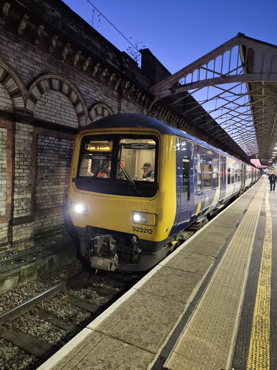 Westfield113594's tweet image. Around Crewe on 21st November 2025, my pics 

805 013; 170 535; 390 002; and 323 212

#class805 #Class170 #class390 #class323 #crewerailwaystation