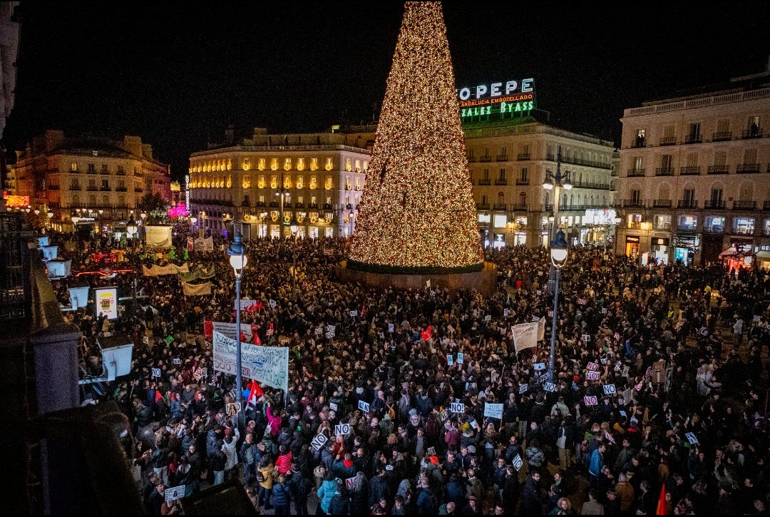 DrAstrocyte's tweet image. No lo verás en la tele. Las 6 universidades públicas de Madrid llevan dos días de huelga por el plan salvaje de desmantelamiento de la universidad pública en esta región. La comunidad más rica de España es la que menos invierte por alumno. 
#Huelga2627N
#Universidadpublica