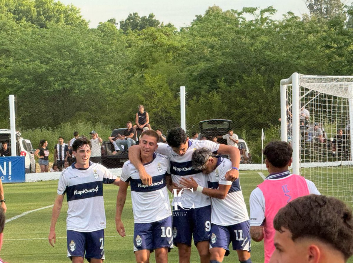 La noche tira un salto mortal
Pura tontera del punto G
Y el joven lobo quemándose de amor