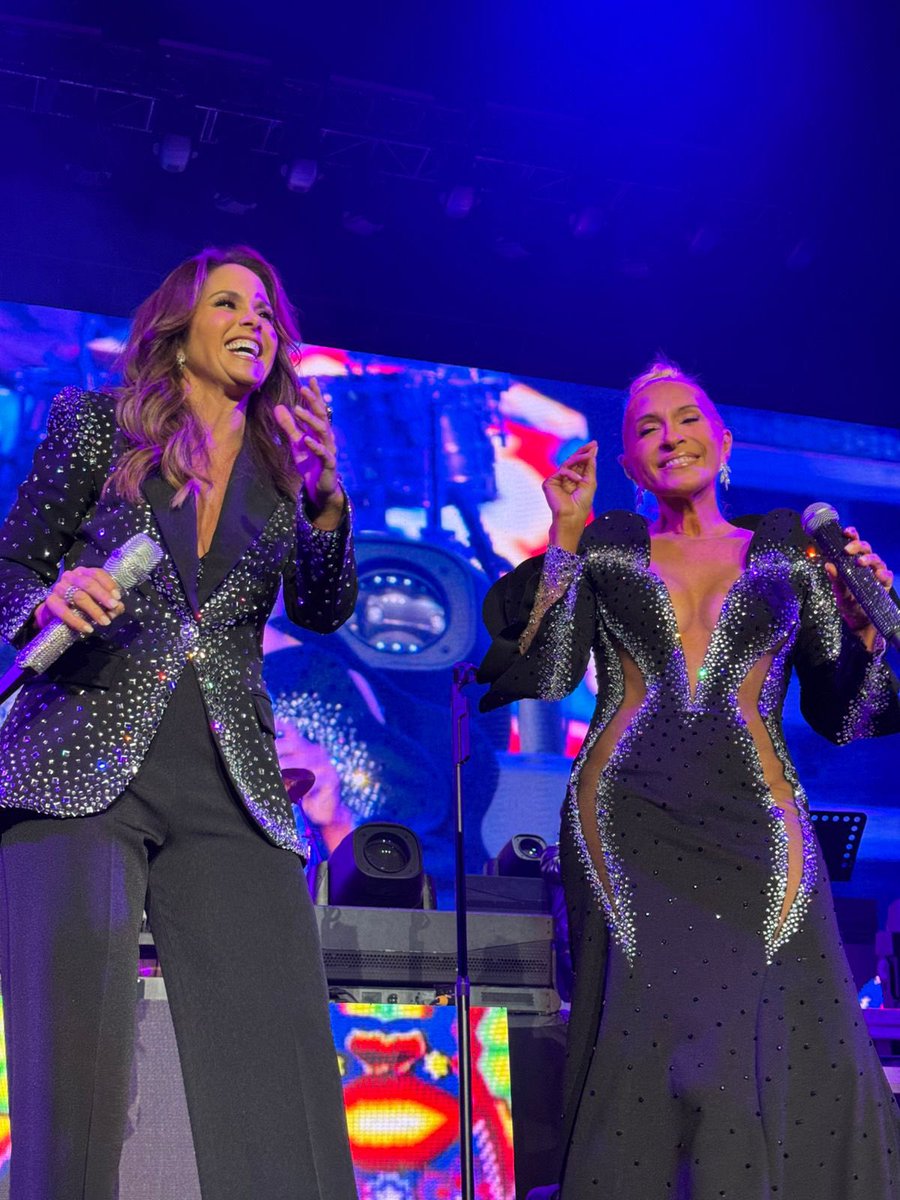 Chile 💖🇨🇱… esta última noche fue también mágica. Sentimos su amor en cada canción y en cada aplauso 😍
Gracias por cantar y bailar todo con nosotros.
Los queremos con todo el corazón. ✨
#EntreAmigos