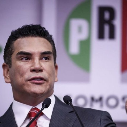 CharroPolitico's tweet photo. Uno de los que se está viendo más preocupados ante la posible salida de Alejandro Gertz Manero de la @FGRMexico es Alito Moreno.

¿Por qué estará tan histérico el líder del PRI? 🤔 https://t.co/96HkeCjsSv