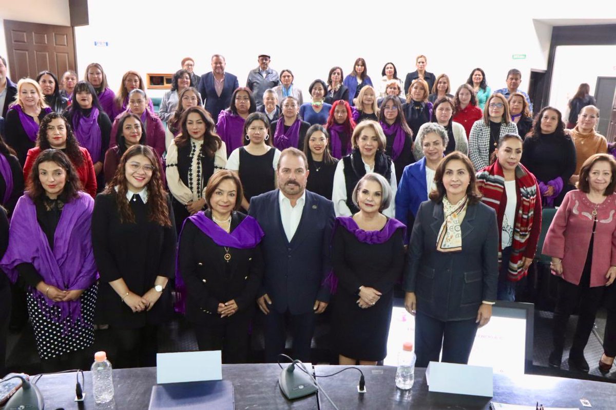 difhgo's tweet image. #LaFamiliaDIFH estuvo presente en el XXI Aniversario de la Asociación Civil “En Familia Rompamos el Silencio”, donde refrendendamos nuestro trabajo conjunto para brindar atención integral y gratuita a mujeres víctimas de violencia, así como a sus hijas e hijos. 💜👩🏻👧🏻