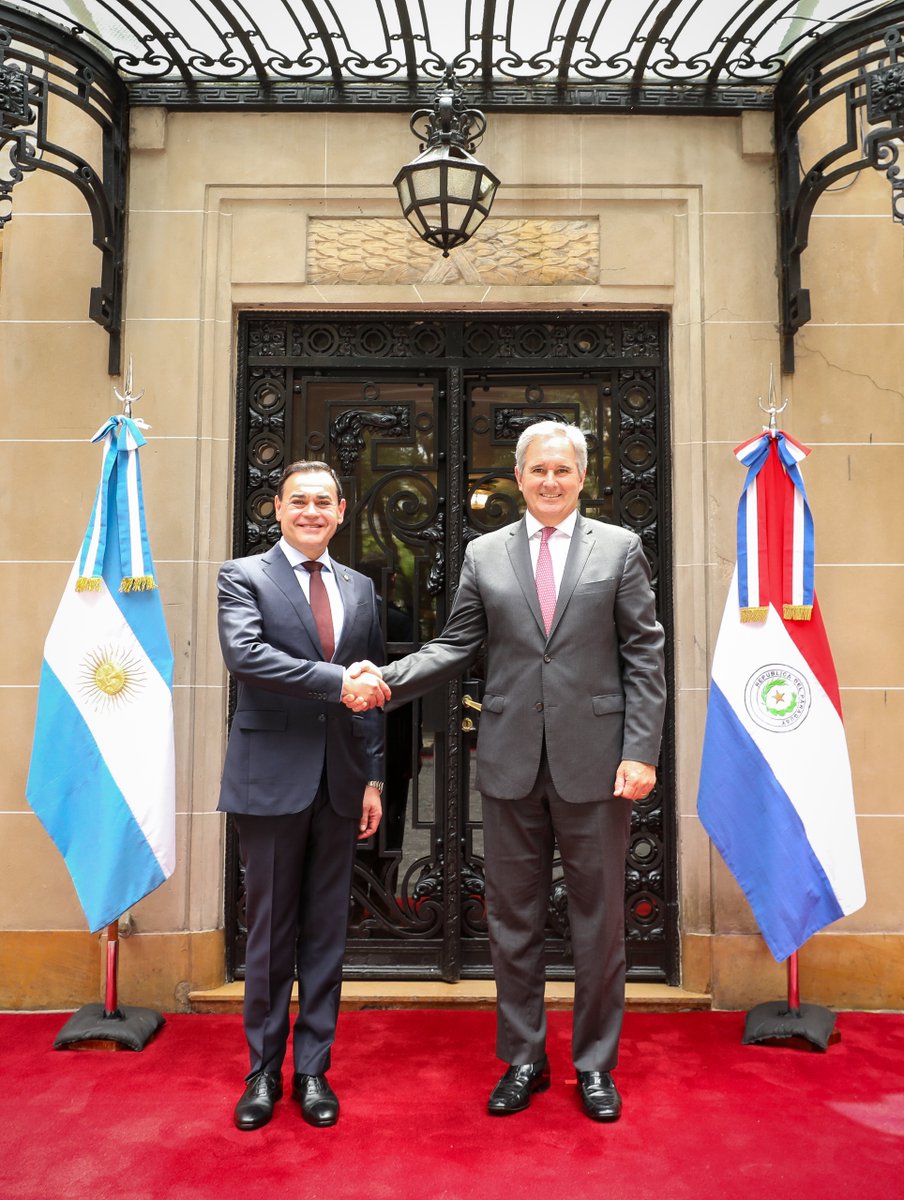 Cancilleria_Ar's tweet photo. El Canciller Pablo Quirno y su par paraguayo, Rubén Ramírez Lezcano, mantuvieron un encuentro en Buenos Aires junto a sus equipos de trabajo en el que repasaron la agenda bilateral.  

Los Ministros suscribieron un Acuerdo sobre Servicios Aéreos en consonancia con la política de “cielos abiertos” que la Argentina viene impulsando.

A partir de ahora, los ciudadanos de ambos países tendrán mayor conectividad, tarifas más económicas y mejor calidad de servicio.

📎https://t.co/4w7HAUvuPm