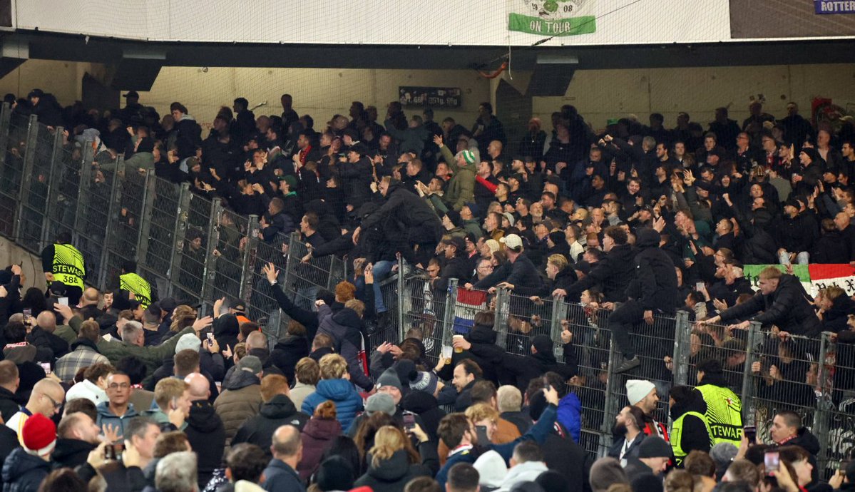 FCUpdate_nl's tweet image. Feyenoord-fans verbijsterd: Tim Hofman claimt Hitlergroeten te zien fcupdate.nl/voetbalnieuws/…

#feyenoord #radioboos #boos