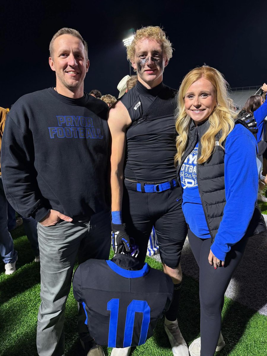 Grateful for a lot this year. Family, football and everyone who’s been in my corner.
Feeling blessed to have so much support.

Hope everyone has a great day with the people they love. Happy Thanksgiving! #thankful