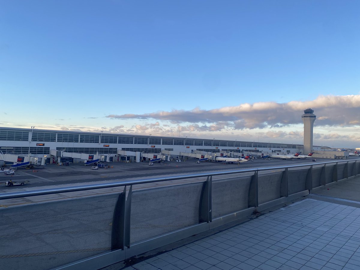 After a painless <a href="/NFLonFOX/">FOX Sports: NFL</a> Studio show, I’m rolling on to finish this work trip! <a href="/Delta/">Delta</a> from DTW to IND for my last <a href="/NFLonCBS/">NFL on CBS 🏈</a> B4 a quick vacay! #livingthedream #EddieSizzahandz