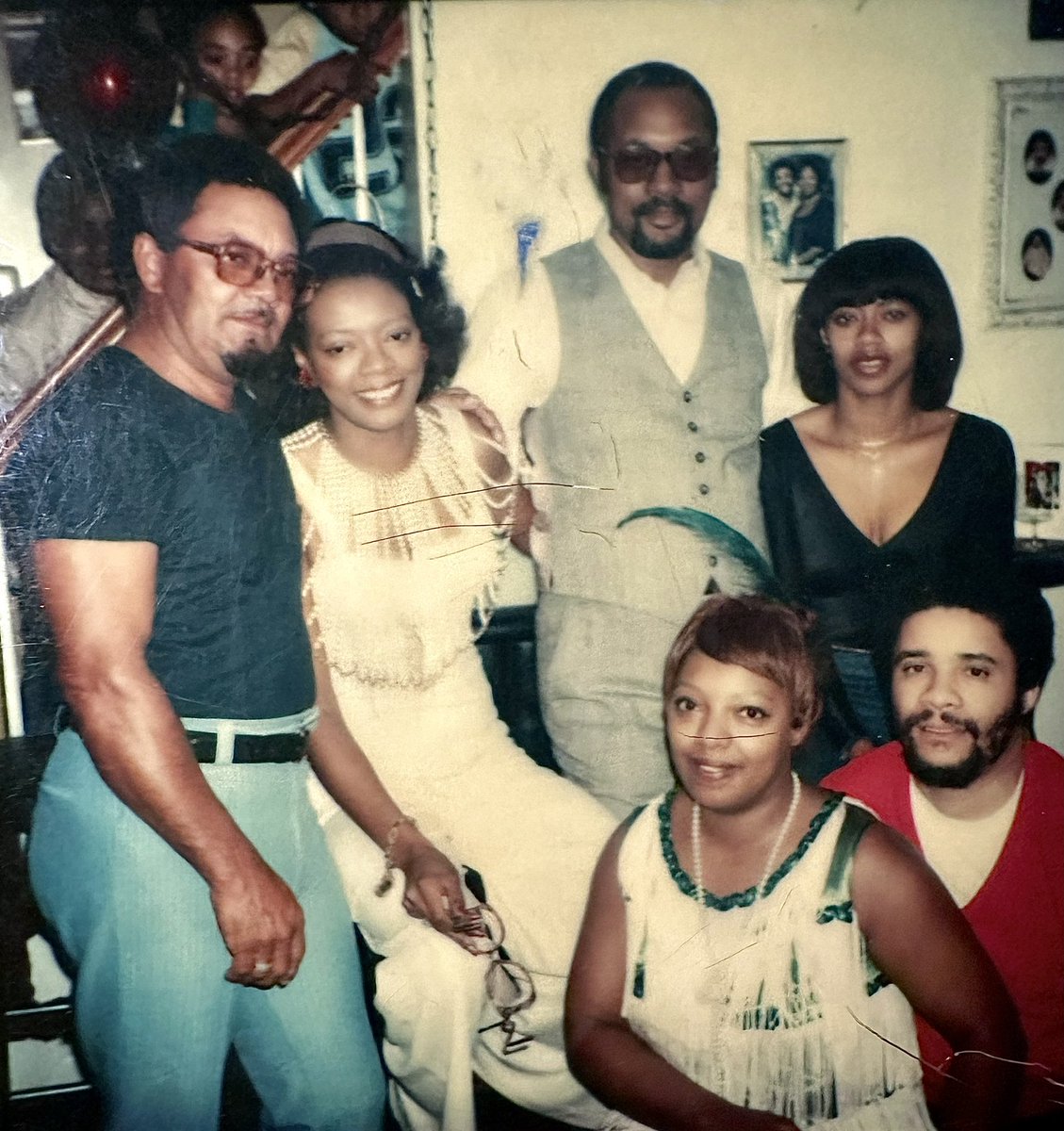 RStewartJewelry's tweet image. #Throwback 
1979
Me on the steps 
Grandpa on the left 
Aunts in the white 
Mom in the black with the mushroom