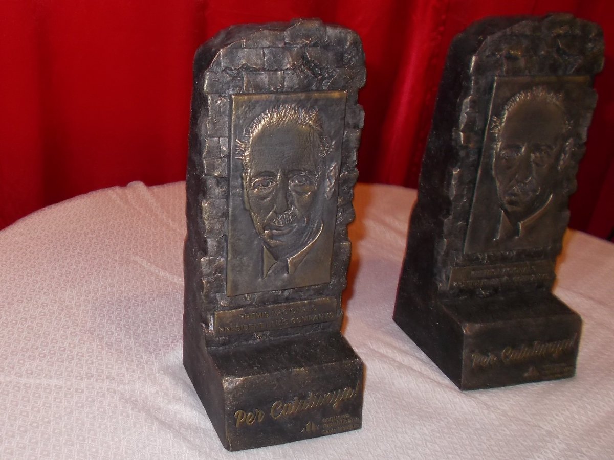 En <a href="/jmvparisi/">Joan Manuel V. Parisi</a> i la <a href="/isonapassola/">Isona Passola</a>, guardonats en els 30ns Premis Nacionals President Lluís Companys.🏅
Al #SantsMontjuïcAlDia escoltem reportatge de l'acte de lliurament de premis organitzat per <a href="/ercsantsmon/">ERC Sants-Montjuïc</a>.

🎧Audio👉go.ivoox.com/rf/163256731
📰Notícia📸👉el3.cat/noticia/104087…