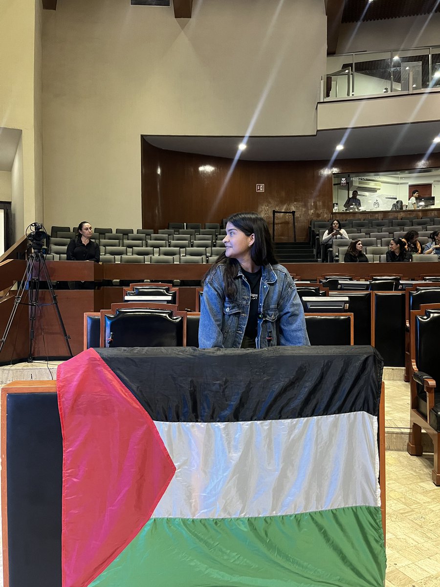 Al comparecer titular de <a href="/Secturjal/">Secretaría de Turismo de Jalisco</a>, <a href="/Mich_fridman/">Michelle Fridman</a> que se presume sionista, en <a href="/LegislativoJal/">Congreso de Jalisco</a> diputada <a href="/MarianaCasGe/">Mariana Casillas</a> protestó con bandera de Palestina; se interpretó como intolerancia religiosa pues Fridman es judía, pero Casillas asegurá fue contra sionismo como ideología.