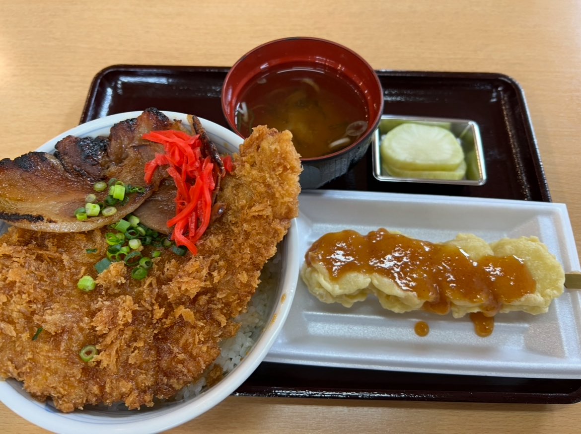 バイクで1時間ぐらいの距離なので
道の駅あしがくぼはよく行きます🎶

紅茶ソフトとミックス丼です✨

#glm795
#glm写真館