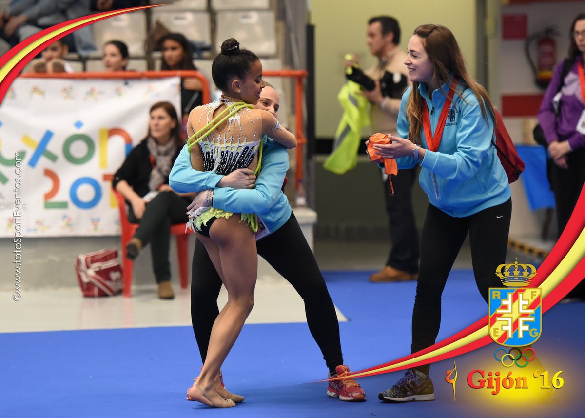 Ser entrenadora es educar.
Es acompañar, exigir con amor, sufrir en silencio cuando algo falla y emocionarte cuando su trabajo brilla.

Porque una maestra guía y deja huella… y eso es lo que hace una entrenadora.
Hoy, en el #DíaDelMaestro, lo decimos: también somos maestras 🫶🏻