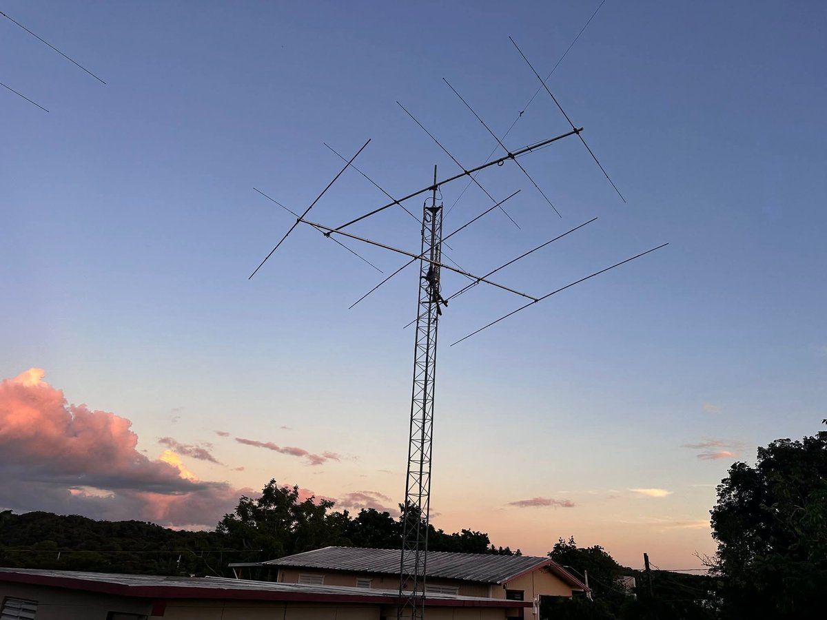 W6MOQ's tweet photo. 📡🛰 #CQWWCW 2️⃣0️⃣2️⃣5️⃣
🇺🇸 🇵🇷 #KP4AA by #KL2A @KL2A 
🏝 🌊🌊🌊 #PuertoRico @grok
#radiosport 🦸‍♂️🦸‍♀️ https://t.co/23uABtoiWO