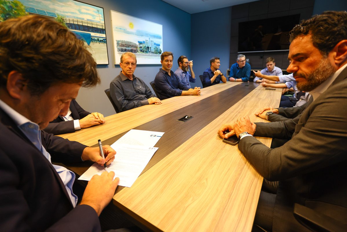 Gremio's tweet image. GRÊMIO 🤝🏾 NEW BALANCE! 🇪🇪 A fornecedora de material esportivo é a nova parceira do Tricolor. Com uma trajetória sólida no esporte mundial, chega para vestir um novo capítulo da nossa história Imortal. Que tenhamos muitas conquistas juntos!

Leia mais: gremio.net/noticias/detal…