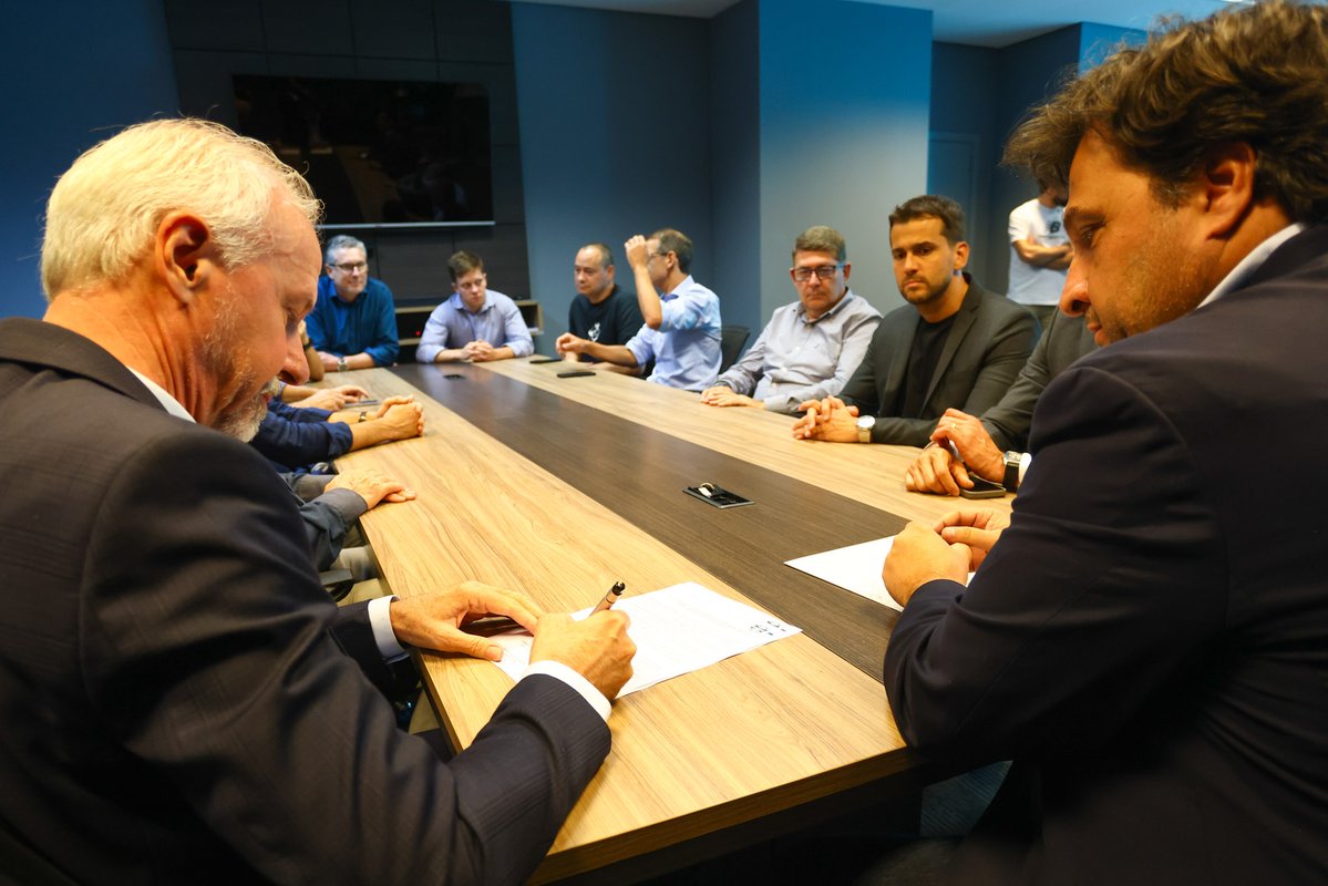 Gremio's tweet image. GRÊMIO 🤝🏾 NEW BALANCE! 🇪🇪 A fornecedora de material esportivo é a nova parceira do Tricolor. Com uma trajetória sólida no esporte mundial, chega para vestir um novo capítulo da nossa história Imortal. Que tenhamos muitas conquistas juntos!

Leia mais: gremio.net/noticias/detal…