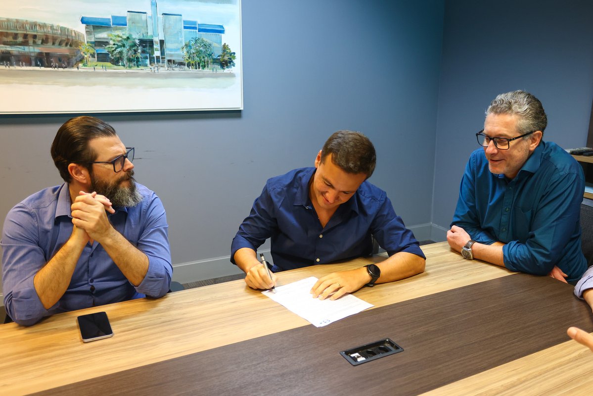 Gremio's tweet image. GRÊMIO 🤝🏾 NEW BALANCE! 🇪🇪 A fornecedora de material esportivo é a nova parceira do Tricolor. Com uma trajetória sólida no esporte mundial, chega para vestir um novo capítulo da nossa história Imortal. Que tenhamos muitas conquistas juntos!

Leia mais: gremio.net/noticias/detal…