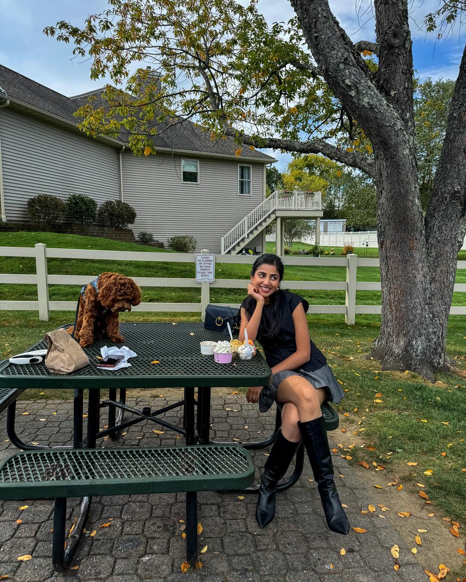 ramya642's tweet image. Living my best life under a red umbrella on a sunny day ☀️📷
#Happy Heart #Outdoor vibes❤❤