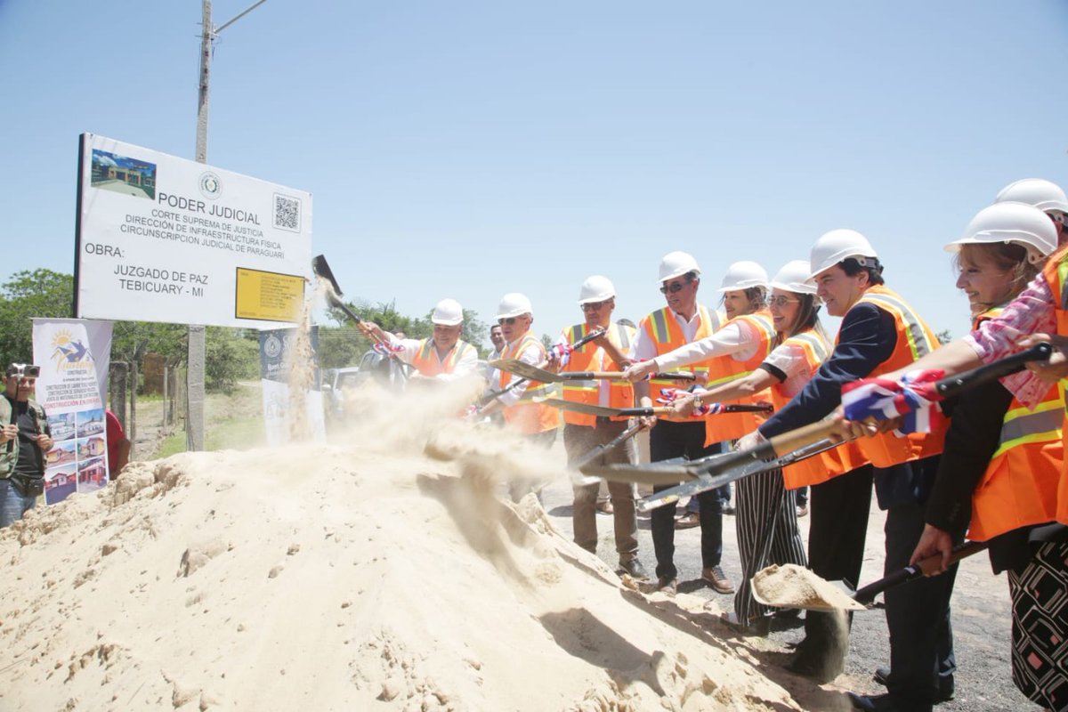 PoderJudicialPY's tweet image. 🔴Los Ministros Superintendentes de la Circunscripción Judicial de Paraguarí, Dres. Gustavo Santander y Víctor Ríos Ojeda, encabezaron este jueves 27 de noviembre el acto de palada inicial para la construcción de la futura sede del Juzgado de Paz de Tebicuary-mí, obra que…