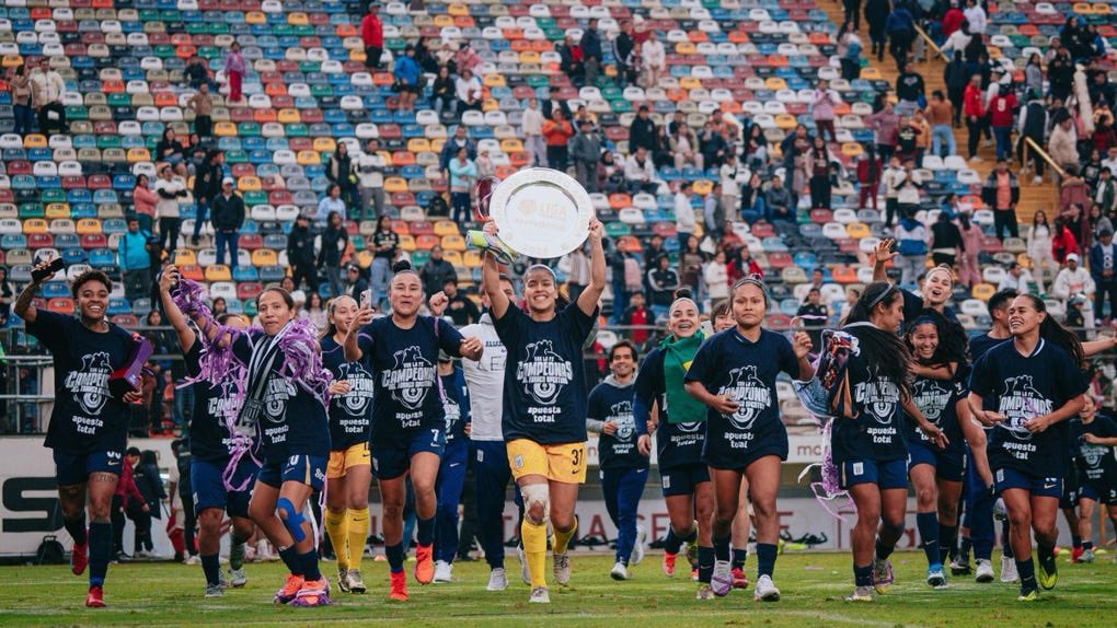 ErrorArbitralTR's tweet image. Procedió el reclamo de Alianza Lima y Universitario NO podrá jugar la final de la Liga Femenina en Campo Mar. Las cremas tendrán que jugar en el Monumental.

Recordemos que la última final que se jugó ahí terminó con Alianza Lima dando la vuelta. ¿Y si…?