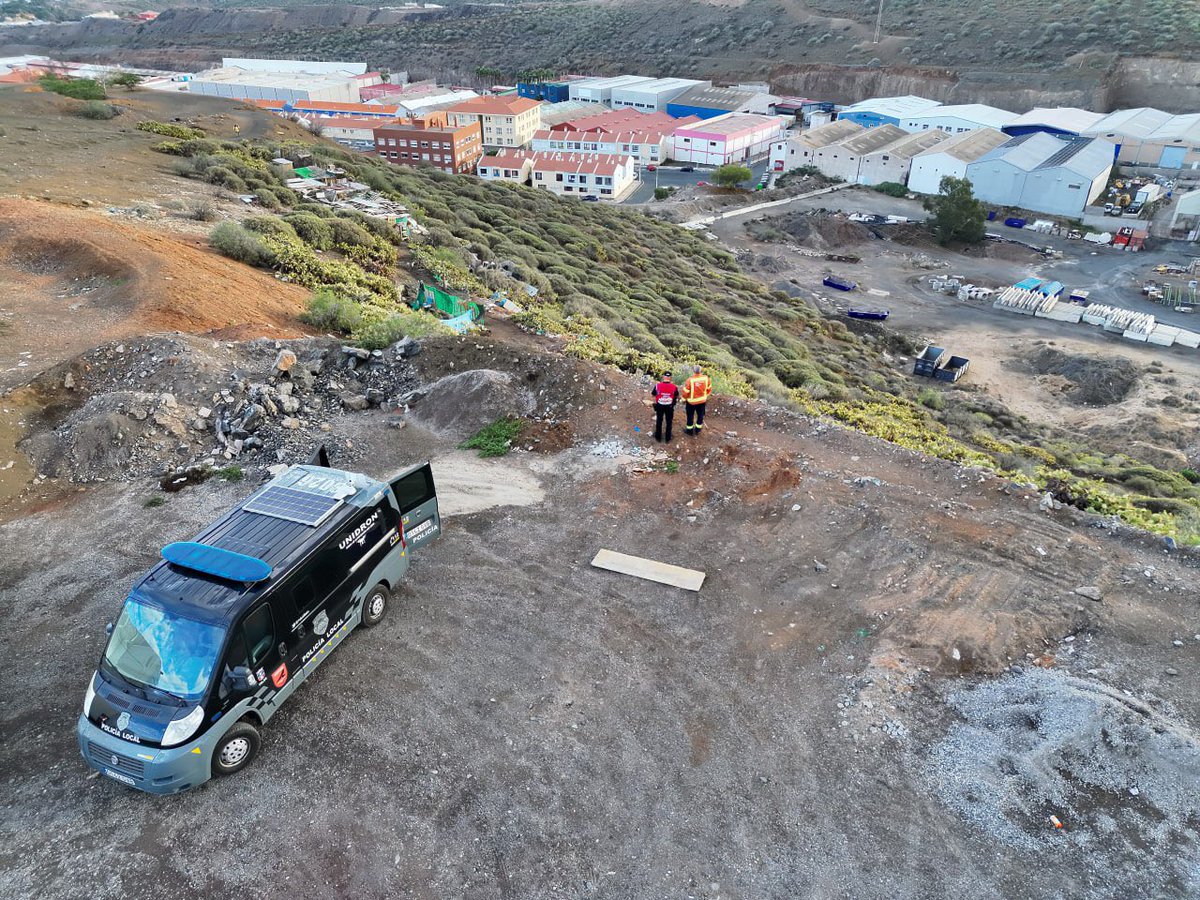 La policía Local y Protección Civil de Telde colaboran en la búsqueda de Manuel. En la tarde de hoy nuestros compañeros inspeccionaron las zonas cercanas al lugar donde fue visto por última vez. La búsqueda se centró en áreas con vegetación y de poco tránsito.