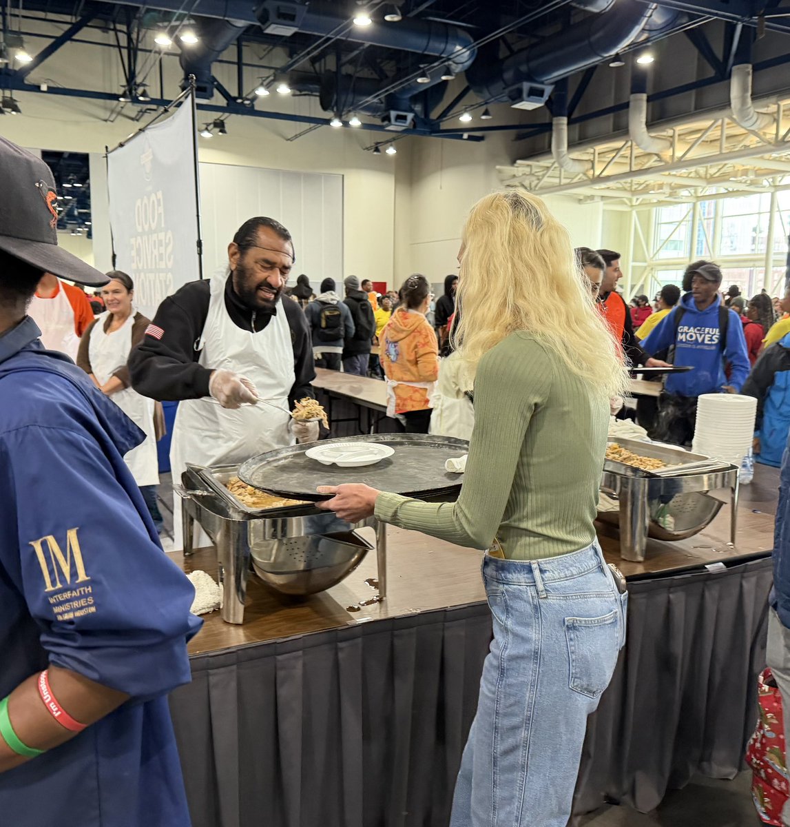 RepAlGreen's tweet image. This Thanksgiving, I had the privilege of serving food at the City Wide Club‘s 47th SuperFeast. Let us remember the importance of coming together, giving thanks, and remembering our troops overseas who are away from home during this season.