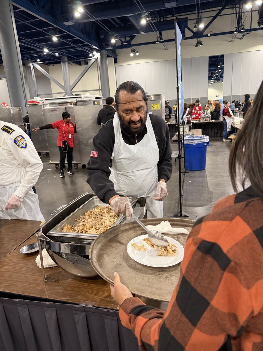 RepAlGreen's tweet image. This Thanksgiving, I had the privilege of serving food at the City Wide Club‘s 47th SuperFeast. Let us remember the importance of coming together, giving thanks, and remembering our troops overseas who are away from home during this season.